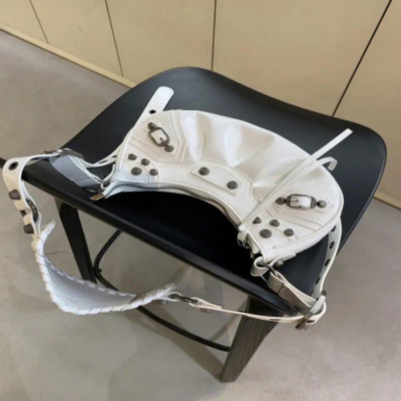 White Elegant Women’s Leather Bag – Stylish Handbag with 2-Year Warrantyشنطة نسائية بيضاء أنيقة – حقيبة جلد راقية مع ضمان سنتين