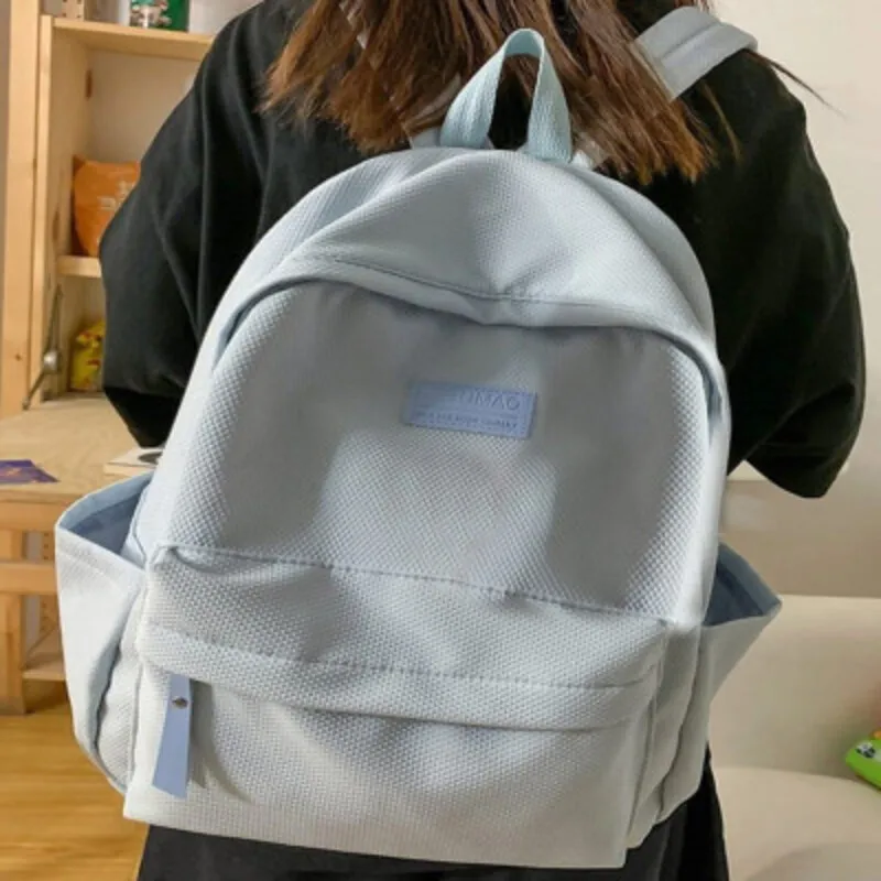 Unisex backpack in light blue with multiple pockets for daily useشنطة ظهر عملية للجنسين بلون أزرق فاتح مع عدة جيوب